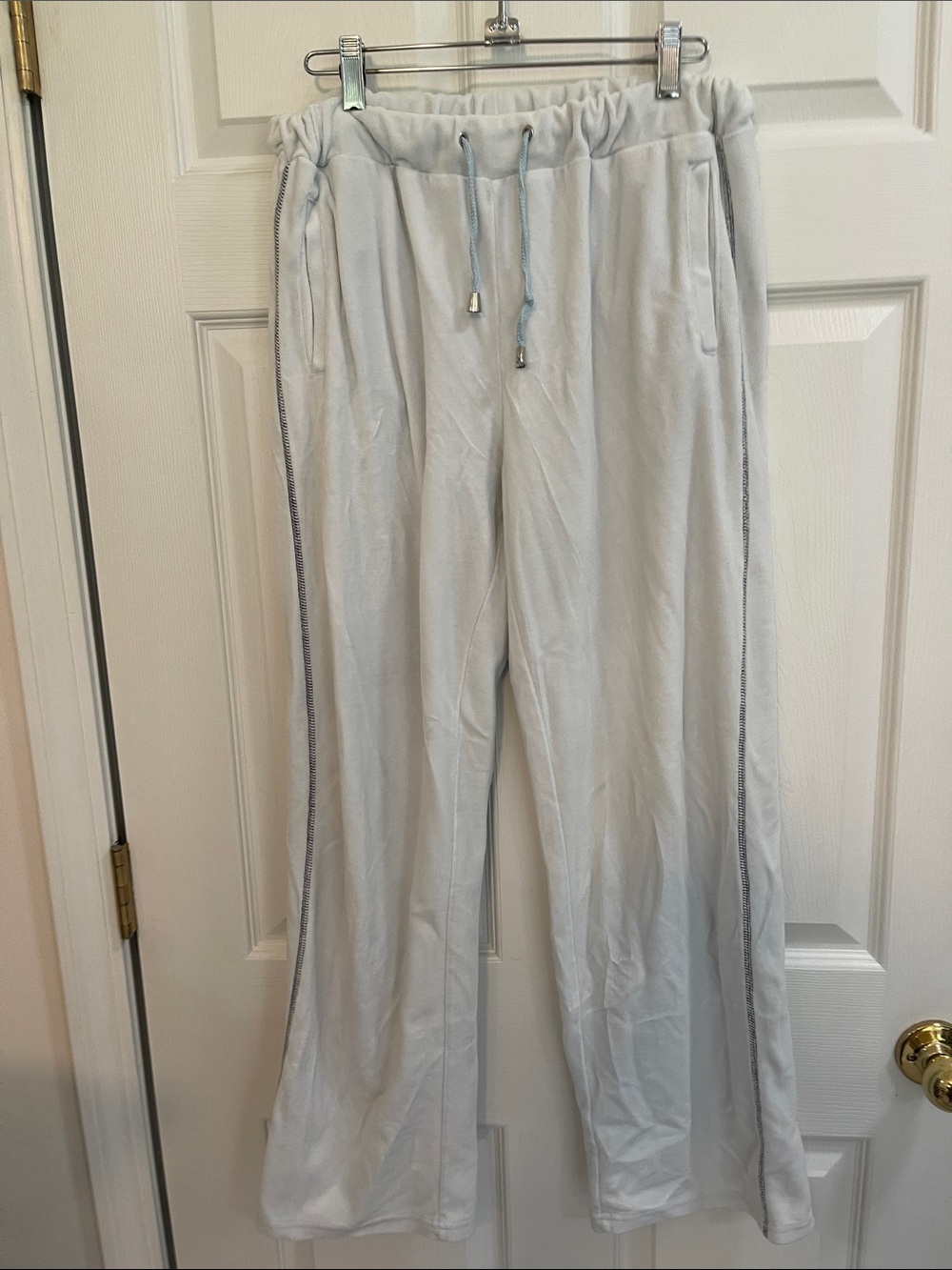Women’s Light Gray Drawstring Lounge Pants by Bellagio. Size lg